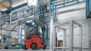 Carrelli elevatori controbilanciati elettrici di Linde in un moderno stabilimento di produzione 